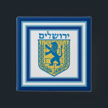 Lejon om Judah Emblem Jerusalem Hebrew Knapp<br><div class="desc">Knappen Kvadt med en bild av en blå och gult Lejon av Judah emblem på vitt med ljusblått och mörk blått gräns och "Jerusalem" i hebreiska i blå brev ovanför den. Se matchande fyrkantig charm, stor runda förstklassig nyckelkedja i metall, fyrkantig dubbla-sidig akryl-nyckelkedja, rund halsband och handklocka. Se hela samlingen...</div>