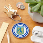 Lejon om Judah Emblem Jerusalem Hebrew Rund Silverfärgad Nyckelring<br><div class="desc">Stor,  rund,  förstklassig nyckelkedja i metall med en bild av en blå och gult Lejon av Judah emblem och bredbildsblått gräns som trimmas i ljusblå på vitt. Se matchande fyrkantig dubbla-sidig akrylnyckelkedja,  fyrkantig knapp,  fyrkantig charm,  rund halsband och handklocka. Se hela Hanukkah-nyckelkedjan under kategorin ACCESSORIES i avsnittet HELGDAGAR.</div>