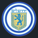 Lejon om Judah Emblem Jerusalem Hebrew Sticker Runt Klistermärke<br><div class="desc">Runddekal med en bild av en blå och gult Lejon av Judahemblem och vitt dubbla blått gräns trimmat med ljusblå på vitt. Se matchande etikett. Se hela samlingen av Hanukkah Sticker under kategorin Cards & STICKERS i avsnittet HELGDAGAR.</div>