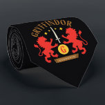 LEJON ordgrafik för GRYFFINDOR™-Dubbla Slips<br><div class="desc">Visa ditt HOGWARTS™ House-Pride med den här GRYFFINDOR™-bilden med två röda lejon och GRYFFINDOR™ Sword! Bära stolt på en t-shirt eller dryck från en anpassningsbar mugg. Köp den här designen på fler Zazzle-anpassningsbar för perfekten.</div>