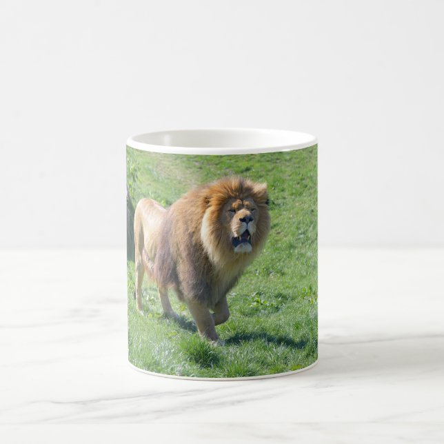 Lejon promenad på gräs kaffemugg (Center)