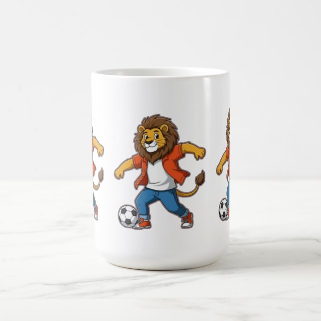 Lejon som driblar en fotboll | Kraft, skicklighet  Kaffemugg (Center)