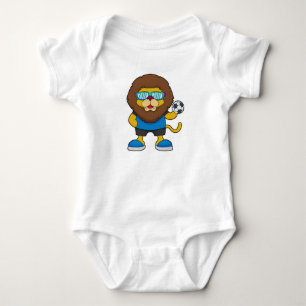 Lejon som fotbollsspelare med fotbollsspelare t shirt