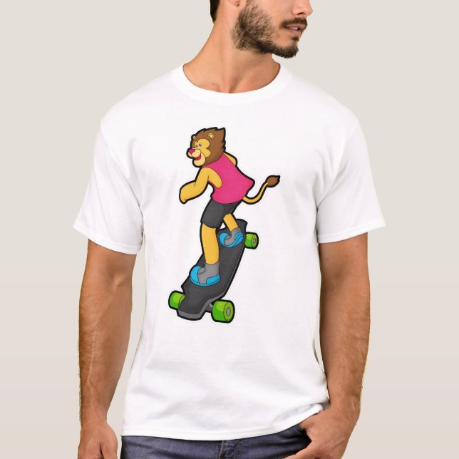 Lejon som Skateboarder med Skateboard T Shirt (Framsida)