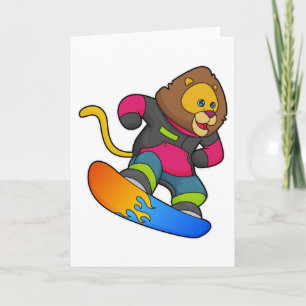 Lejon som snöskidåkare med snowboard kort