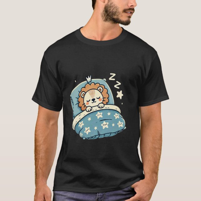 Lejon Sover I Säng På Nattid T Shirt (Framsida)