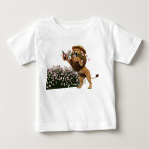 Lejon trädgårdsmästare beskär rosa rosbuske 3D-ill T Shirt