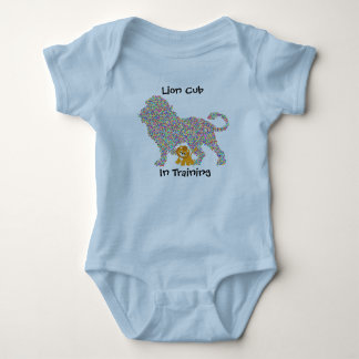 Lejon unge i utbildningsbaby t shirt