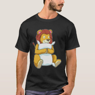 Lejon vid sömnad med fyllning t shirt