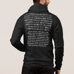 Lejona fötter längst fram i manar med svart och vi t shirt