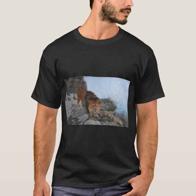 Lejona i bergen (av Richard Friese) T Shirt (Framsida)