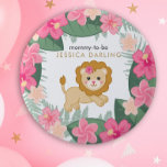 Lejona Mamman i baby ska vara knapp för babydusch<br><div class="desc">Cute baby lejont med mamma för att vara och mamma namn nedanför. Ljust och mörk djungelblommor med löv från djungeln och ängar dekorerar utsidan. Perfekt för flicka Lejona temavadusch/djungel/safari.</div>