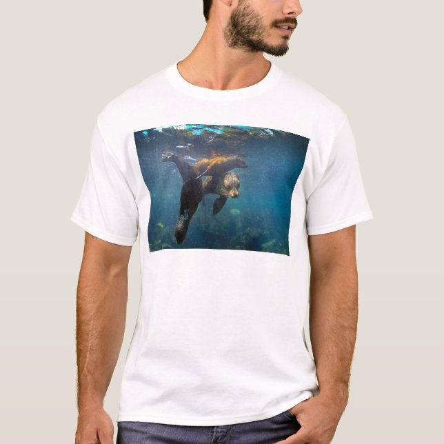 Lejona mor och valper under vatten Galapagos T Shirt (Framsida)