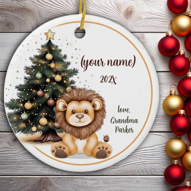 Lejona Personliger i Cute Jul Baby Julgransprydnad Keramik (Cute Christmas Baby Lion Personalized Kids Ceramic Ornament)