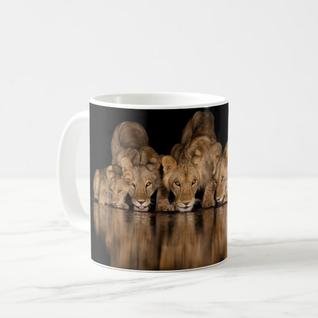 Lejonflock dricker vid vattenhålet på natten kaffemugg (Framsida vänster)
