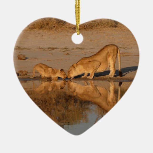 LEJONHONA OCH UNGE TAR EN REFLEKTERAD DRICK JULGRANSPRYDNAD KERAMIK (Framsidan)