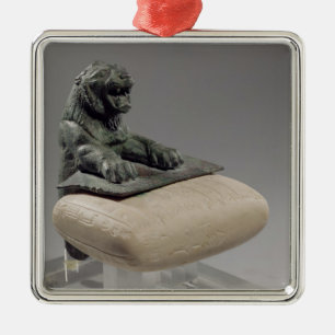 Lejont innehav en Hurrian fundamenttablet, c.2150 Julgransprydnad Metall