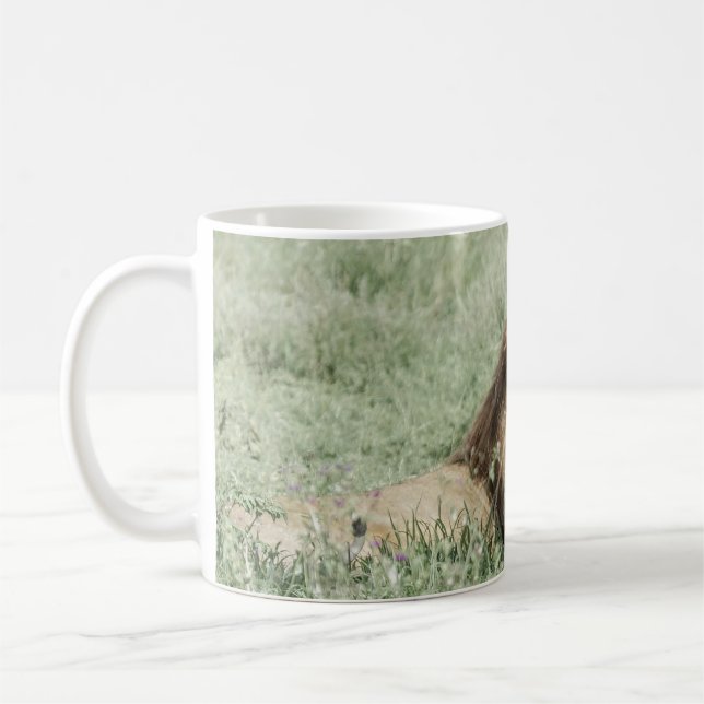 LEJONT LJUGANDE PÅ GRÖNT GRAS UNDER DAGSTIDEN KAFFEMUGG (Vänster)