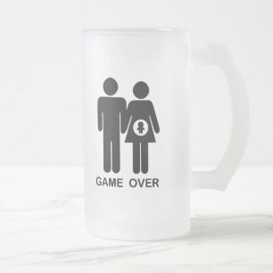 Lek över frostat ölglas