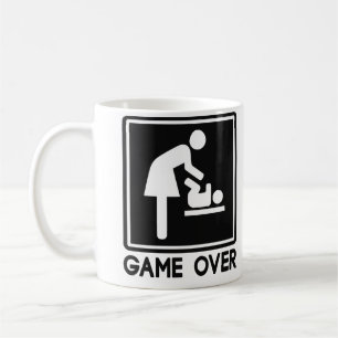 Lek över nyfödd bebis för föräldermamma kaffemugg