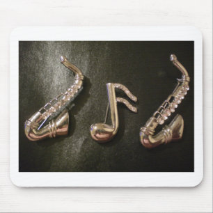Leka en musikal noterar på den Saxaphone Musmatta