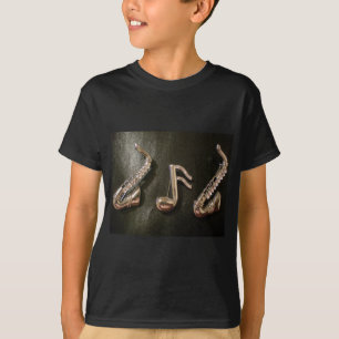 Leka en musikal noterar på den Saxaphone T-shirt