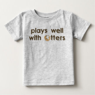 Lekar väller fram med uttrar t-shirt