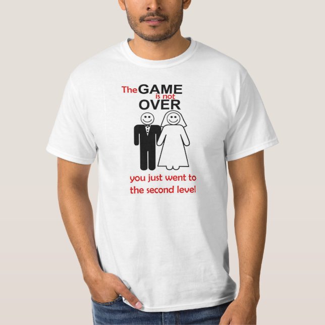 leken är inte över t-skjortan t-shirt (Framsida)