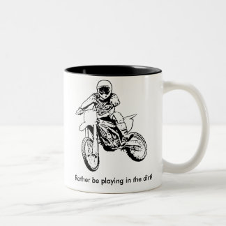 Leker ganska i smutsen (svart/vit) Två-Tonad mugg