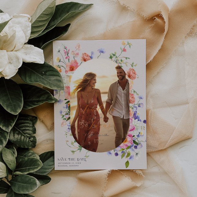 Lekfull blomsteräng | Sommarbröllopsfoto Spara Datumet (Skapare uppladdad)