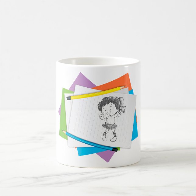 Lekfull flickskiss med färgglada pennor kaffemugg (Skapare uppladdad)