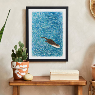 Lekfull flodutter som simmar i blått vatten poster