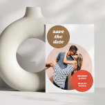Lekfull fotoklippsutskärning Retro neutral unik br Spara Datumet<br><div class="desc">Gör ett djärvt första intryck med denna lekfulla save the date-design med stora cirkulära utskärningar, retroinspirerad typografi och en layout med fullständigt foto. Jordnära toner som terrakotta och tan skapar en varm, stilren bakgrund som känns både modern och nostalgisk. Perfekt för par som älskar kreativa layouter, statementdesign och ett fräscht,...</div>