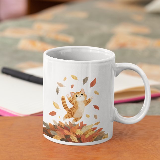 Lekfull höstkattmugg - Snyggt present Kaffemugg (Playful cat enjoying autumn vibes — perfect cozy mug for cat lovers)