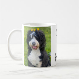 Lekfull hund i gräset som säger "Jag älskar min Fa Kaffemugg