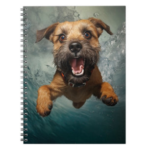 Lekfull hund som simmar under vattnet design anteckningsbok