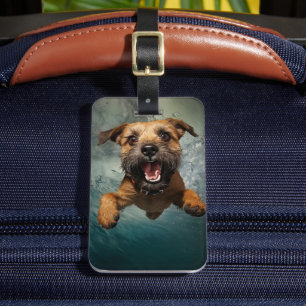 Lekfull hund som simmar under vattnet design bagagebricka