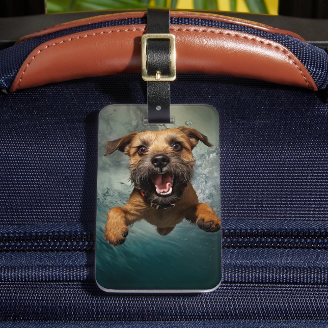 Lekfull hund som simmar under vattnet design bagagebricka (Framsida Insitu 2)