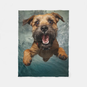 Lekfull hund som simmar under vattnet design fleecefilt