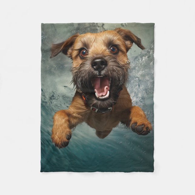 Lekfull hund som simmar under vattnet design fleecefilt (Framsidan)
