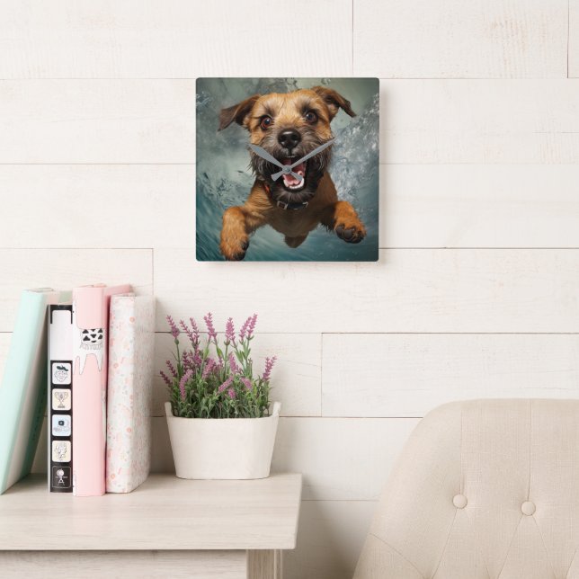 Lekfull hund som simmar under vattnet design fyrkantig klocka (Läsesal)