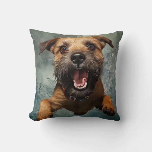 Lekfull hund som simmar under vattnet design kudde (Framsida)
