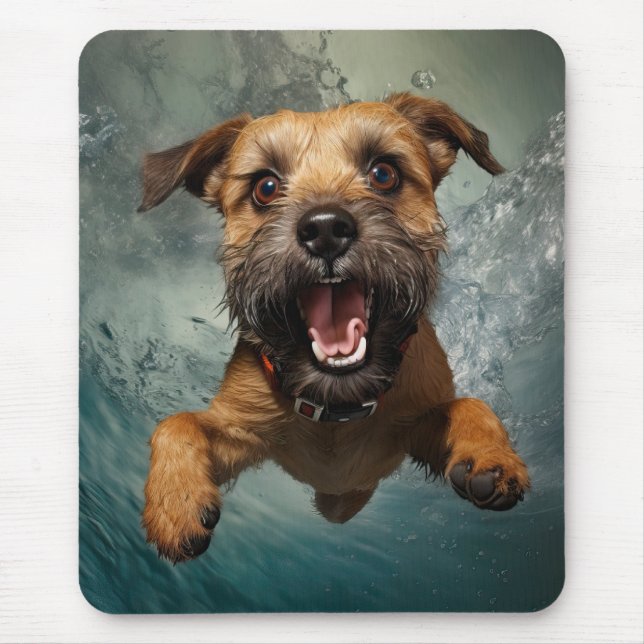 Lekfull hund som simmar under vattnet design musmatta (Framsidan)