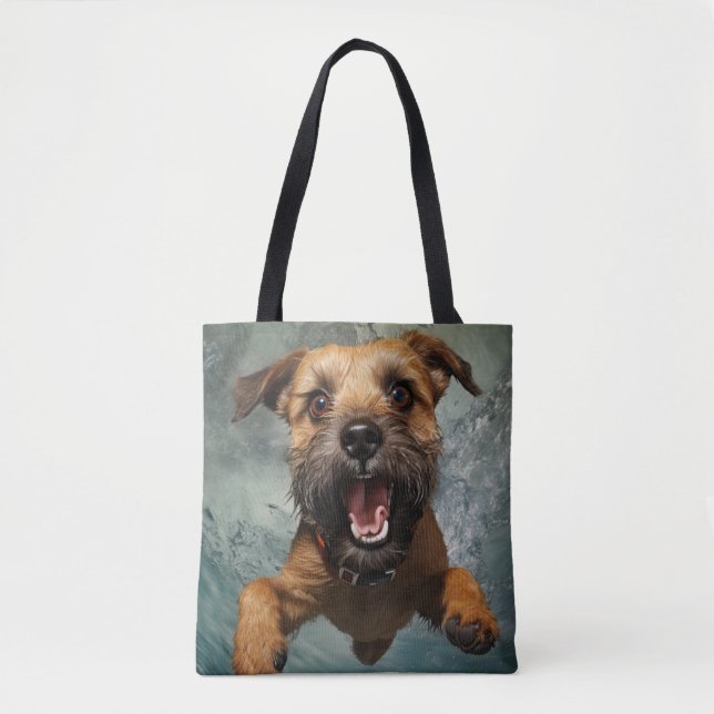Lekfull hund som simmar under vattnet design tygkasse (Framsida)