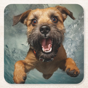 Lekfull hund som simmar under vattnet design underlägg papper kvadrat