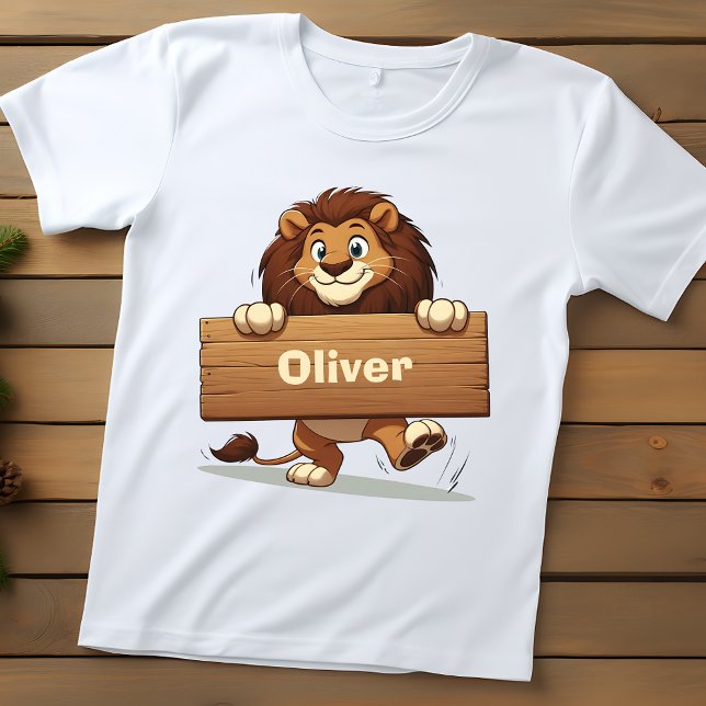 Lekfull lejon med trä namn skylt t shirt (Skapare uppladdad)