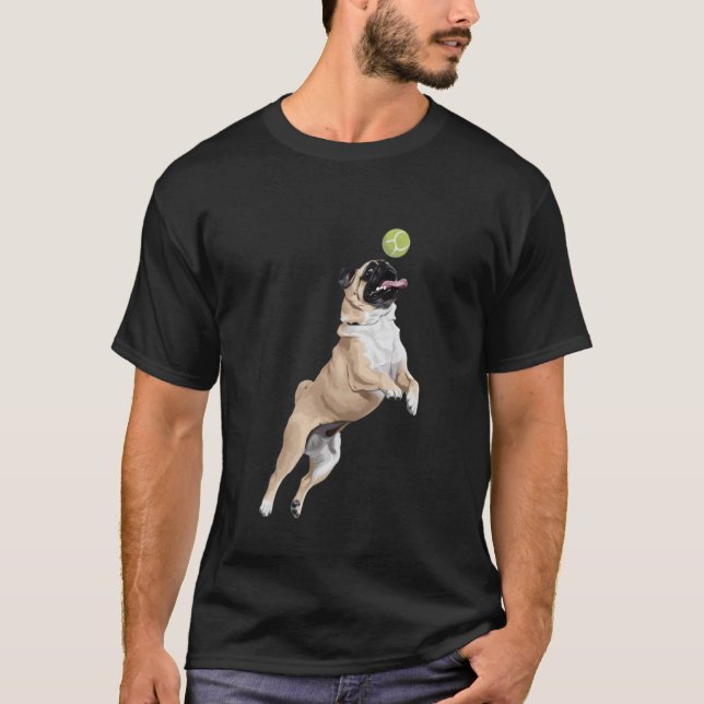 Lekfull Mops Hämtar Jagar Tennisboll T Shirt (Framsida)