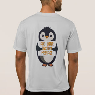 Lekfull pingvin med en skylt för ditt meddelande t shirt
