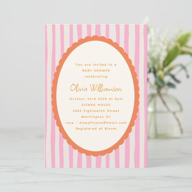 Lekfull rosa orange randig scallop baby shower  inbjudningar (Stående Fram)