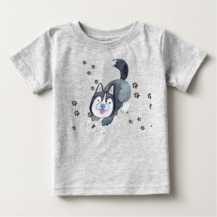 Lekfull siberisk husky-valp gör spår t shirt